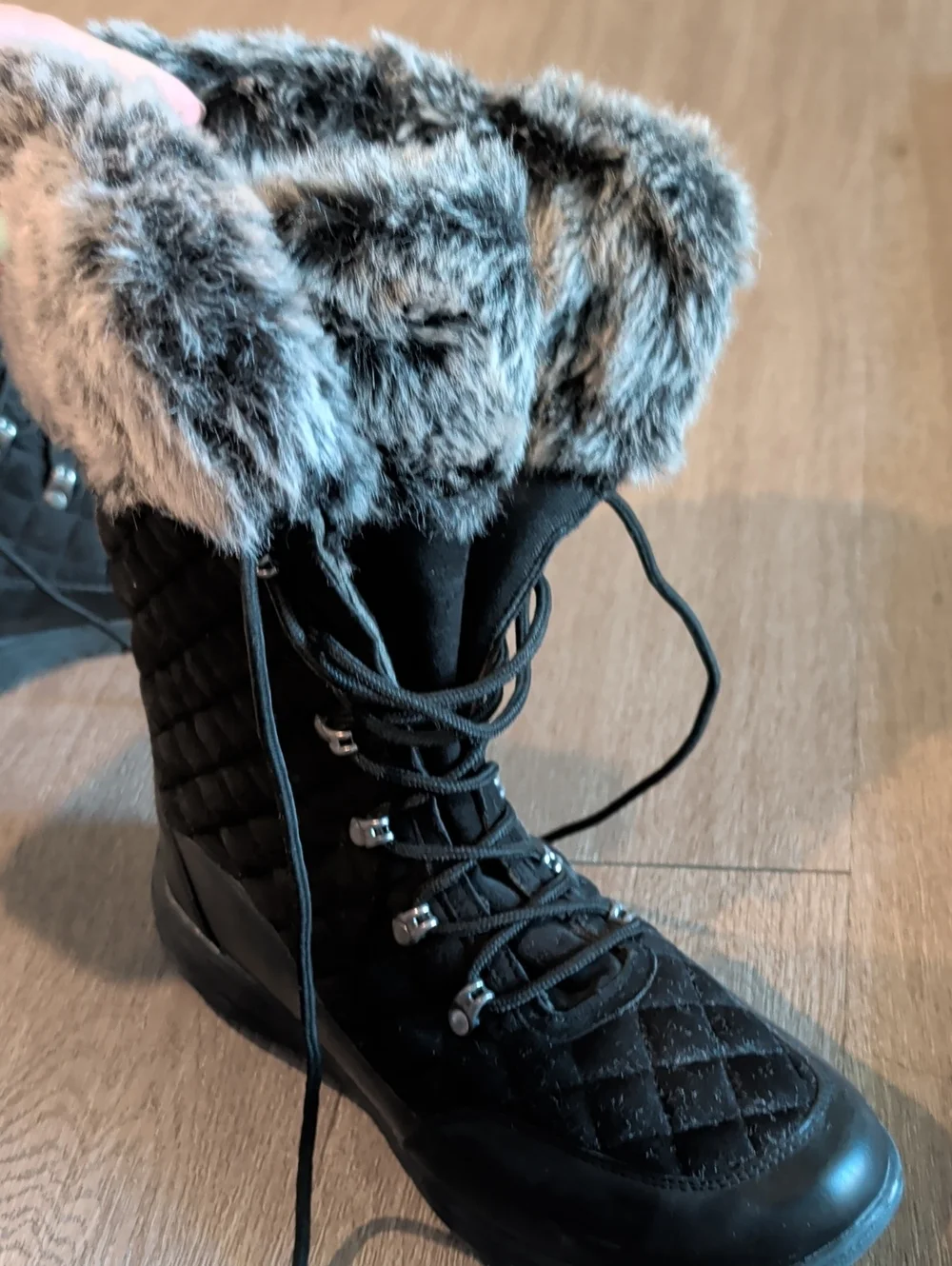 Women’s Black Quilted Winter Snow Boots with Faux Fur Collar 8.5